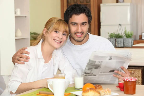 Par äter frukost tillsammans — Stockfoto
