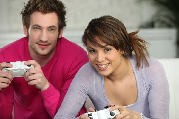 Para dobrze się bawi grając w gry wideo — Zdjęcie stockowe