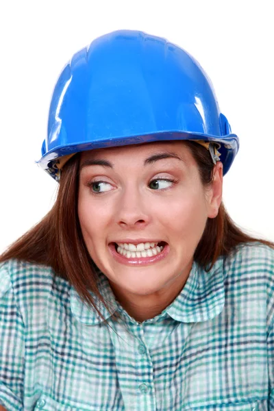 En felaktig kvinnliga byggnadsarbetare. — Stockfoto