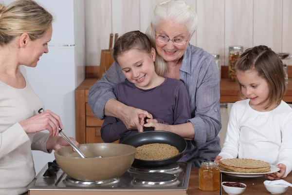 Familie pannenkoeken koken — Stockfoto