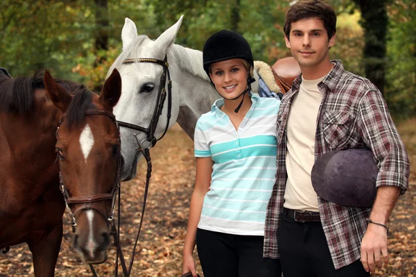Jezdci na koních se svými koňmi — Stock fotografie