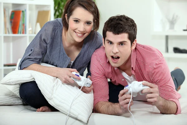 Νεαρό ζευγάρι παίζει ένα βιντεοπαιχνίδι μαζί — Φωτογραφία Αρχείου