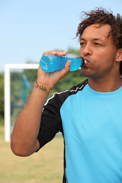 Fotbalista pitné vody — Stock fotografie