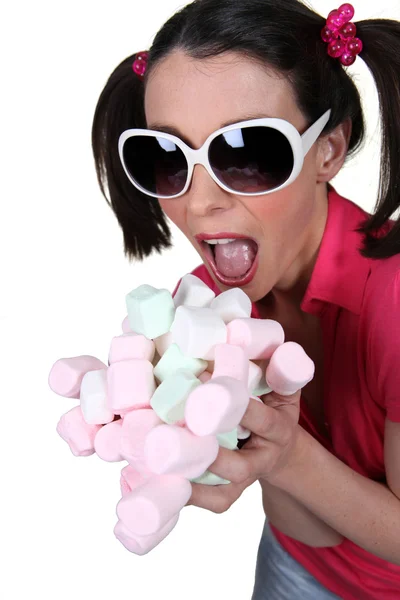 Menina enlouquecendo por marshmallows — Fotografia de Stock