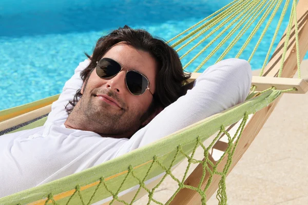 Man ontspannen in een hangmat — Stockfoto