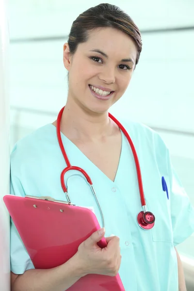 Médico femenino con un portapapeles — Foto de Stock