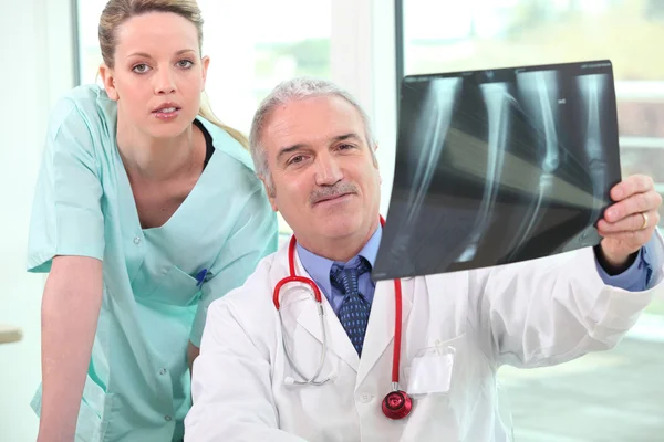 Medical team looking at x-rays — Stock Photo, Image