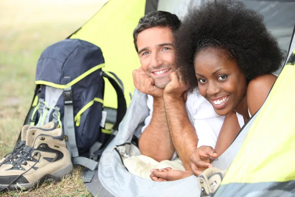 Retrato de um casal em uma tenda Fotos De Bancos De Imagens