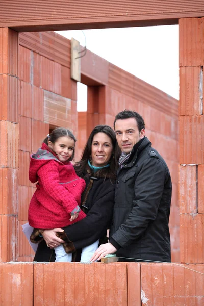 Pareja e hija haciendo construir su casa — Foto de Stock