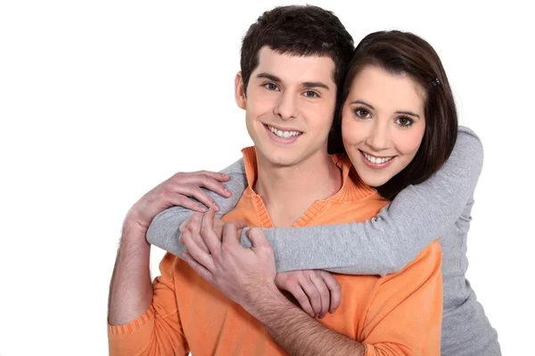 Подростковая пара обнимается — стоковое фото