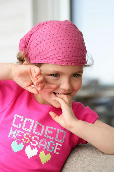 Küçük kız giyiyor bandana — Stok fotoğraf