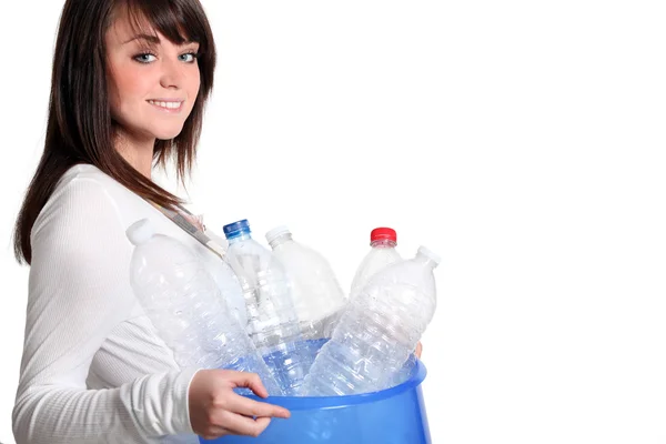 Jeune fille recyclage des bouteilles en plastique — Photo