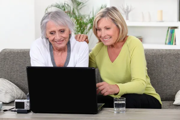 Kvinnor på laptop — Stockfoto