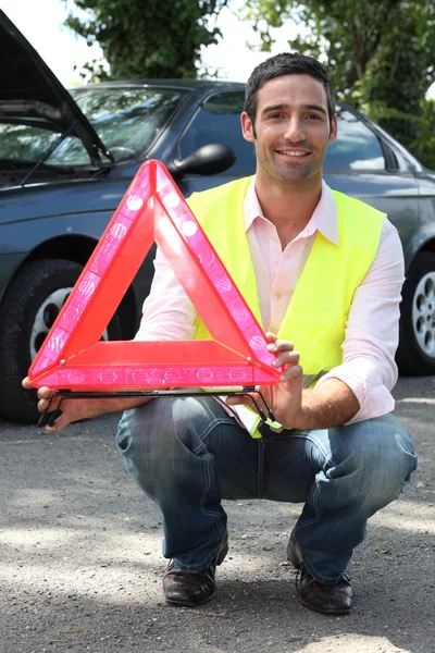安全三角形を保持している男の肖像 — ストック写真