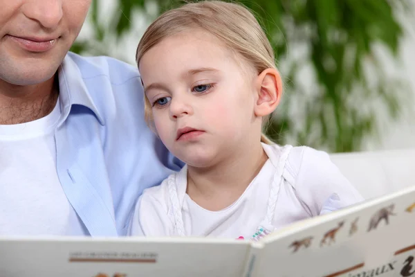 Vater und Tochter lesen Buch — Stockfoto