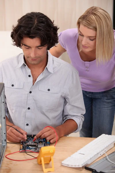 コンピュータを修理する男 — ストック写真
