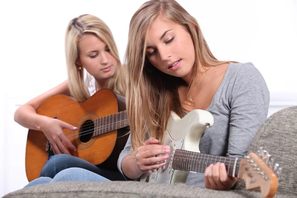 Iki genç kadın gitar çalmak. — Stok fotoğraf