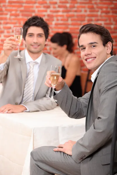 Uomini che bevono una bevanda celebrativa — Foto Stock