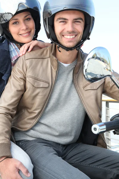 Couple riding scooter — Stock Photo, Image