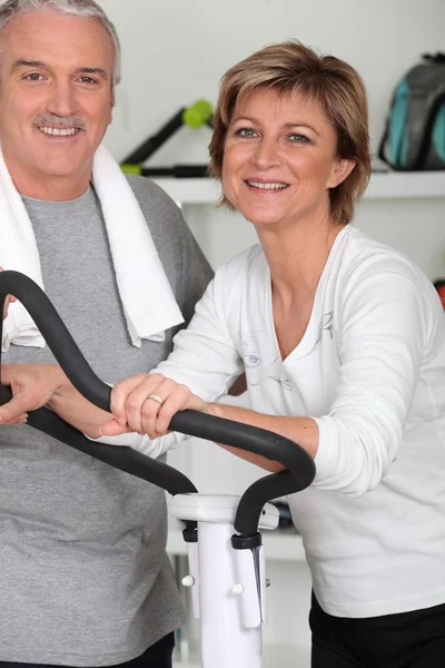 Mature couple on treadmill — Stock Photo, Image
