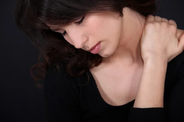 Mulher que sofre de dor no pescoço — Fotografia de Stock