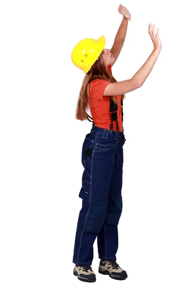 Een vrouwelijke bouwvakker controleren de muren. — Stockfoto