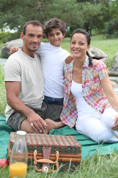 Aile piknik üzerinde — Stok fotoğraf