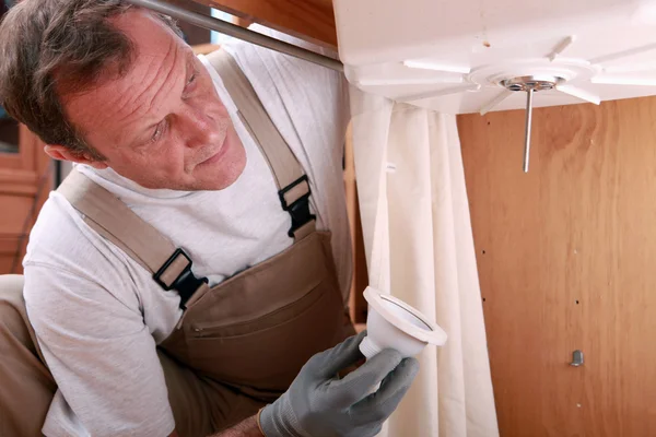 Hombre reparando fregadero — Foto de Stock