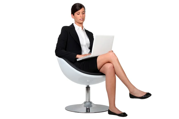 Affärskvinna som använder en bärbar dator — Stockfoto
