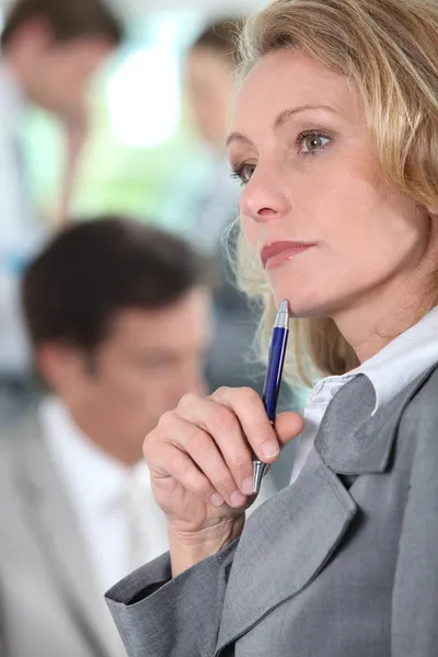 Zakenvrouw denken — Stockfoto