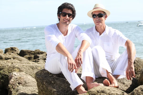 Far och son poserar på havet resort — Stockfoto