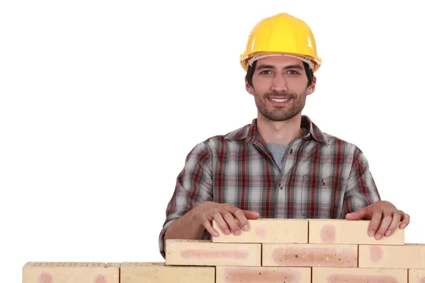 Hombre construyendo pared de ladrillo —  Fotos de Stock
