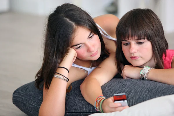 Подростки смотрят на мобильный телефон — стоковое фото