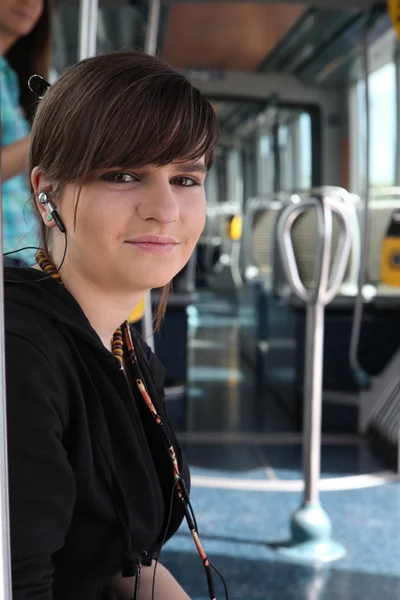 Dospívající dívka v tramvaji — Stock fotografie