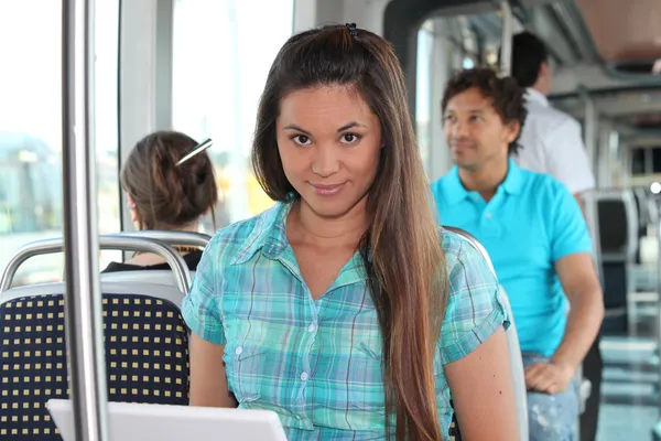 Młoda kobieta działa na laptopie w tramwaju — Zdjęcie stockowe