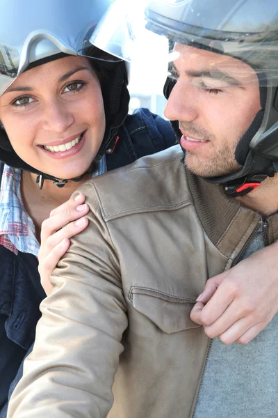 Couple souriant faisant une balade à vélo — Photo