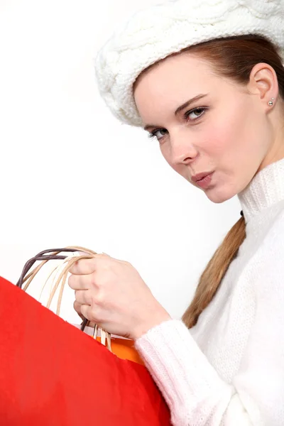 Vrouw dragen motorkap boekwaarde shopping tassen — Stockfoto