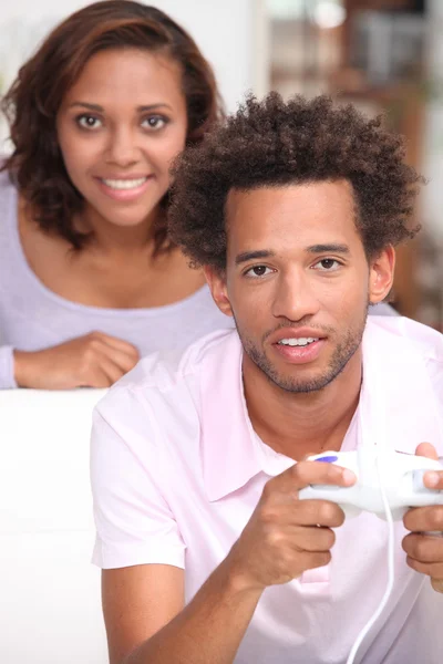Paar spielt Videospiele — Stockfoto