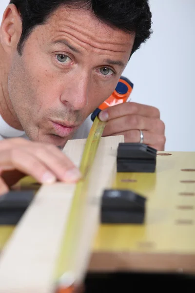 Close-up do artesão fazendo medições — Fotografia de Stock