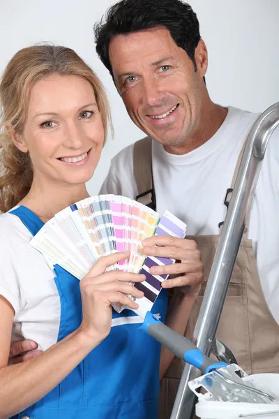 Couple choosing colours — Stock Photo, Image