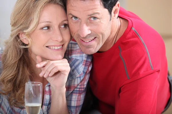 Donna bionda con champagne posato accanto al marito — Foto Stock