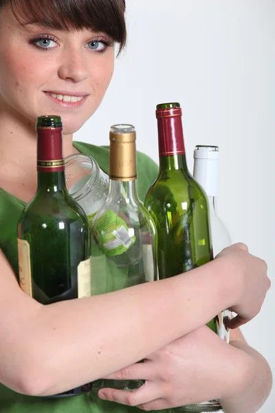 Flicka redovisade glasflaskor — Stockfoto