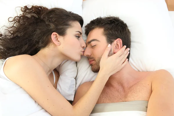 Coppia baci a letto — Foto Stock