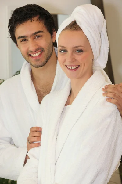 Jovem casal em roupões de banho — Fotografia de Stock
