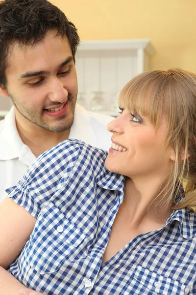 Giovane coppia che si abbraccia in cucina — Foto Stock