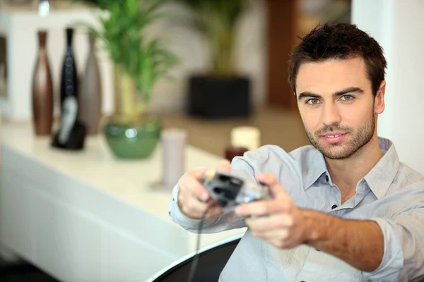 Muž hraje video hry — Stock fotografie