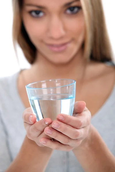 Femme tenant un verre d'eau — Photo