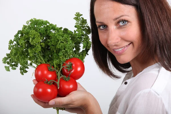 Lady posando con tomates y perejil — Foto de Stock