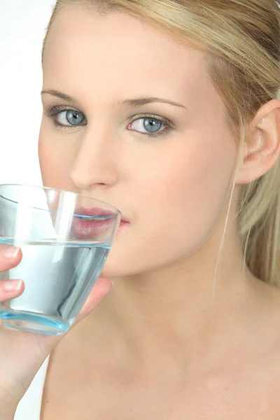 Blond kvinna dricka ett glas vatten — Stockfoto