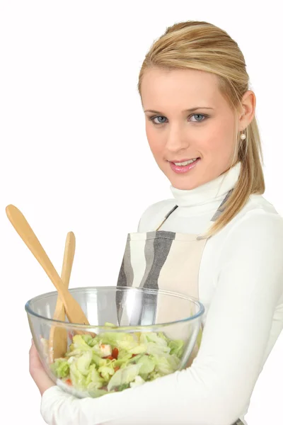 Mulher carregando tigela de salada no fundo branco — Fotografia de Stock